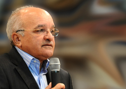 José Melo anuncia reforma com corte de 700 cargos no governo