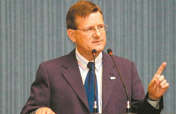 Candidato do PT começa campanha criticando adversários 