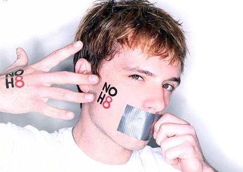 Ator de Jogos Vorazes posa em campanha a favor do casamento gay