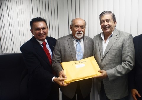  Presidente do TCE entrega prestação de contas de 2014 à Aleam