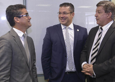 Presidente do TCE entrega na Aleam projeto de reajuste aos servidores