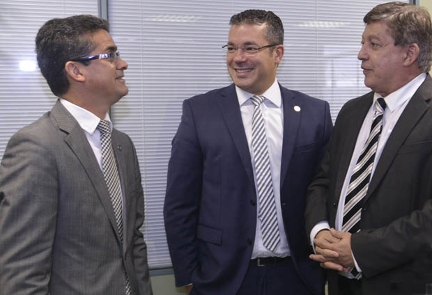 Presidente do TCE entrega na Aleam projeto de reajuste aos servidores