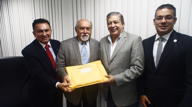  Presidente do TCE entrega prestação de contas de 2014 à Aleam