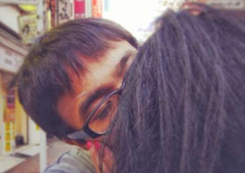 Jovem finge ter namorada e faz sucesso na internet