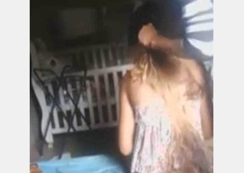 Com ciúme, louca raspa cabelo de melhor amiga