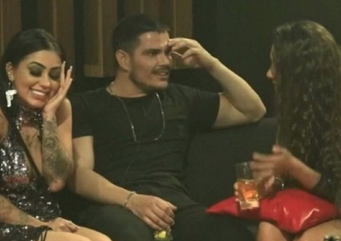 Mirella diz que JP Gadêlha pediu sexo, beijo triplo em hotel e se revolta