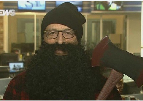 Jornalista da Globo aparece vestido de lenhador ao vivo e vira chacota