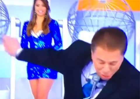 Silvio Santos leva tombo no palco durante sorteio da Tele Sena