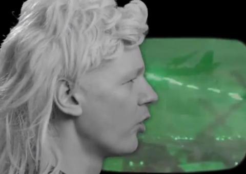 Fundador do WikiLeaks grava vídeo como astro do rock para divulgar partido