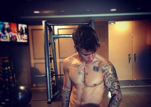 Justin Bieber sensualiza sem camisa malhando e leva fãs a loucura