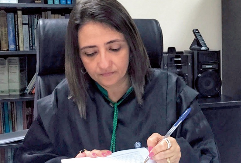 Jaiza Fraxe sobre vídeo de vacinação com seringa vazia: ‘chega de fraude' 