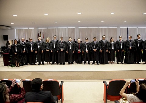 TJAM empossa 16 novos juízes para comarcas do interior