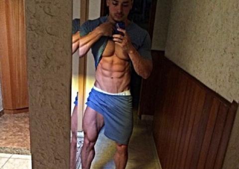 Noivo de Juju Salimeni exibe corpo sarado em selfie