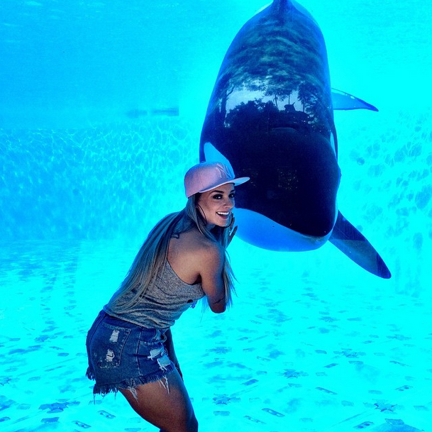 Juju Salimeni causa alvoroço na web ao posar com baleias
