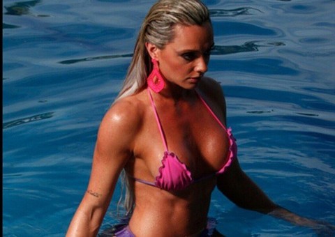 Juju Salimeni posa sexy de biquíni fio-dental