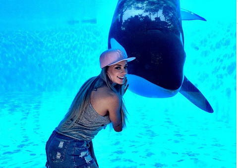 Juju Salimeni causa alvoroço na web ao posar com baleias