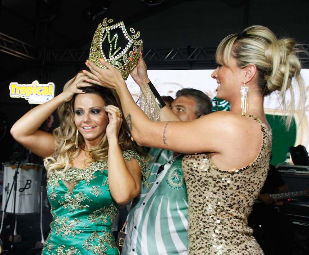 Juju Salimeni irá substituir Viviane Araújo. Compare: