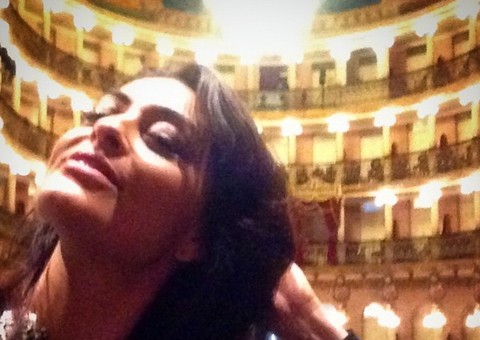   Juliana Paes posa no Teatro Amazonas e se derrete "pura beleza"