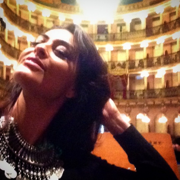   Juliana Paes posa no Teatro Amazonas e se derrete "pura beleza"
