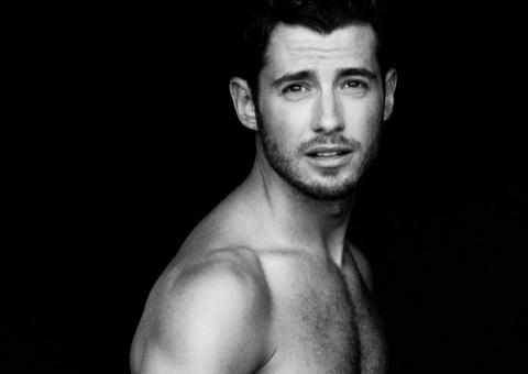  Ator da série adolescente  Pretty Little Liars posa nu 