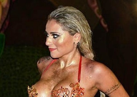 Musa da Unidos do Peruche arranca fantasia e fica peladona na dispersão