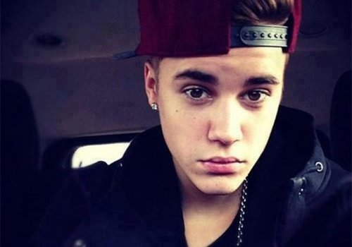 Justin Bieber ataca fã ao ser clicado com Selena Gomez