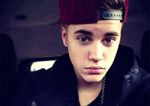 Justin Bieber ataca fã ao ser clicado com Selena Gomez