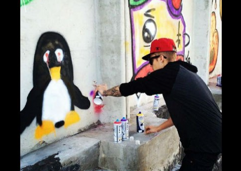 Justin Bieber picha muro na Austrália e prefeito manda ele apagar