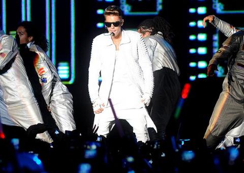 Justin Bieber divulga "Roller Coaster", ouça