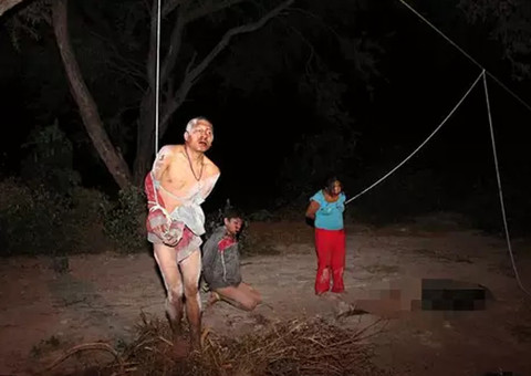  ARRIBA MUCHACHO: Multidão amarra e espanca ladrões 