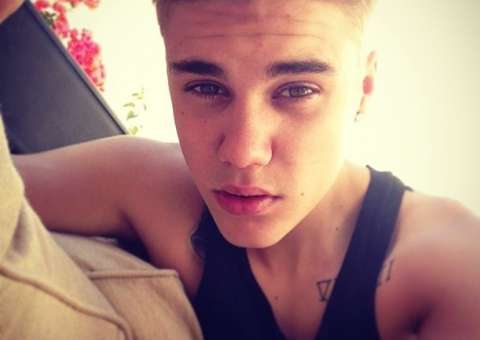 Justin Bieber joga ovos na casa de vizinho