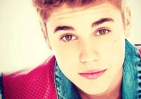 Justin Bieber beija fã na boca