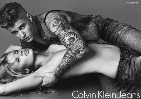 Justin Bieber posa com modelo seminua