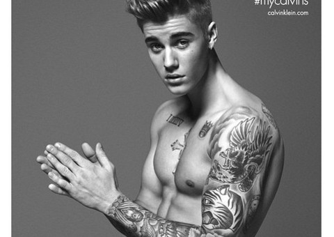 Justin Bieber posa só de cueca em nova campanha para grife