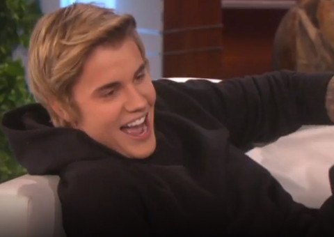 Justin Bieber se assusta com pegadinha e dá gritinho