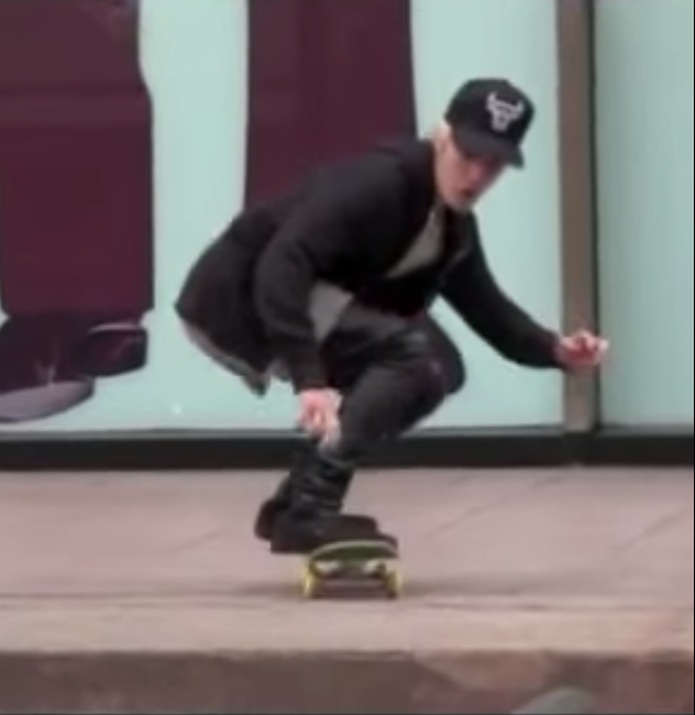 Justin Bieber leva tombo ao andar de skate. Veja: