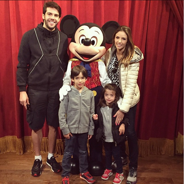 Kaká e Carol Celico posam na Disney com os filhos após reconciliação