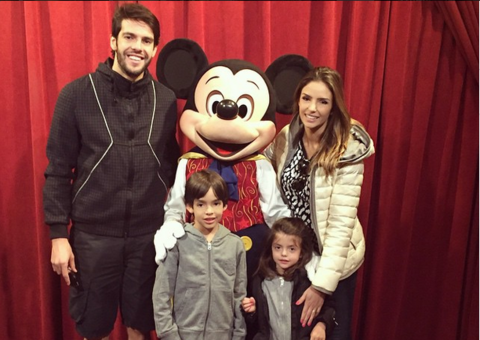 Kaká e Carol Celico posam na Disney com os filhos após reconciliação
