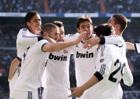 Com Kaká titular, time misto do Real vence clássico e faz Barça de 'freguês