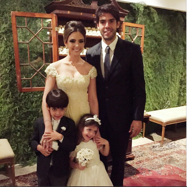 Carol Celico posta foto com Kaká e fãs suspeitam de reconciliação