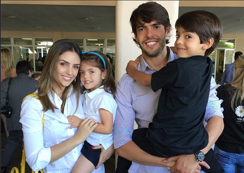 Carol Celico posta foto com Kaká e fãs suspeitam de reconciliação
