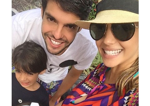 Após reconciliação, Kaká e Carol Celico posam sorridentes com os filhos