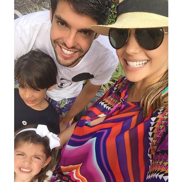 Após reconciliação, Kaká e Carol Celico posam sorridentes com os filhos