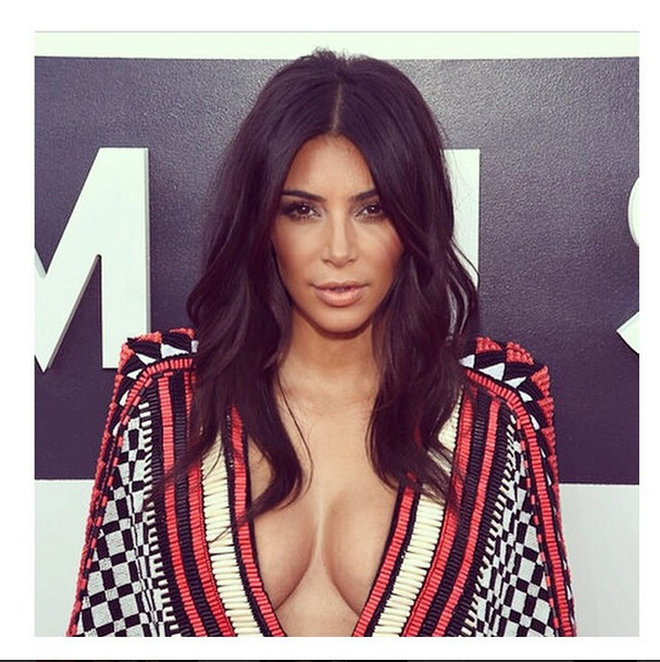 Kim Kardashian posa nua e exibe bumbum avantajado em capa de revista 