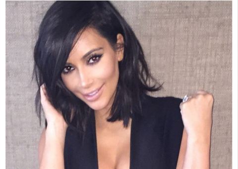 Kim Kardashian faz mudança radical e aparece platinada em desfile