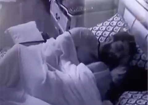 BBB21: Karol Conká e Bil se masturbam debaixo do edredom; vídeo