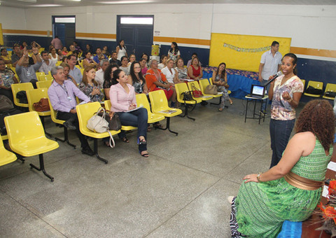 Kátia Schweickardt participa de reunião na zona rural