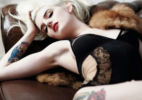  Prima de Kate Middleton mostra tatuagens em ensaio sexy