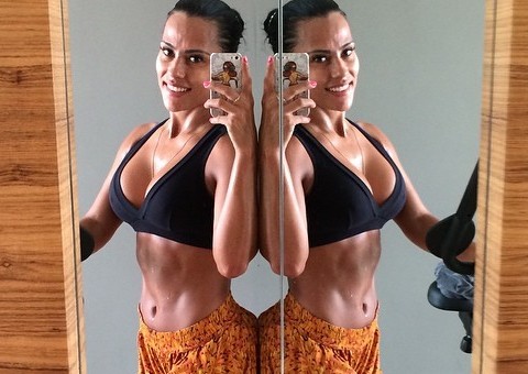 Kelly Medeiros faz selfie e exibe barriga chapada