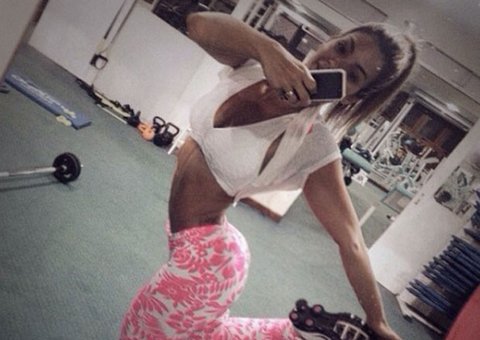 kelly Key mostra curvas generosas antes de show